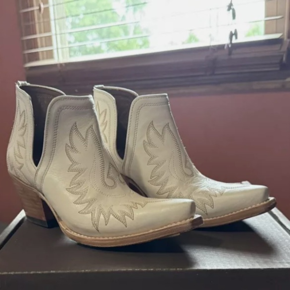 Ariat Dixon